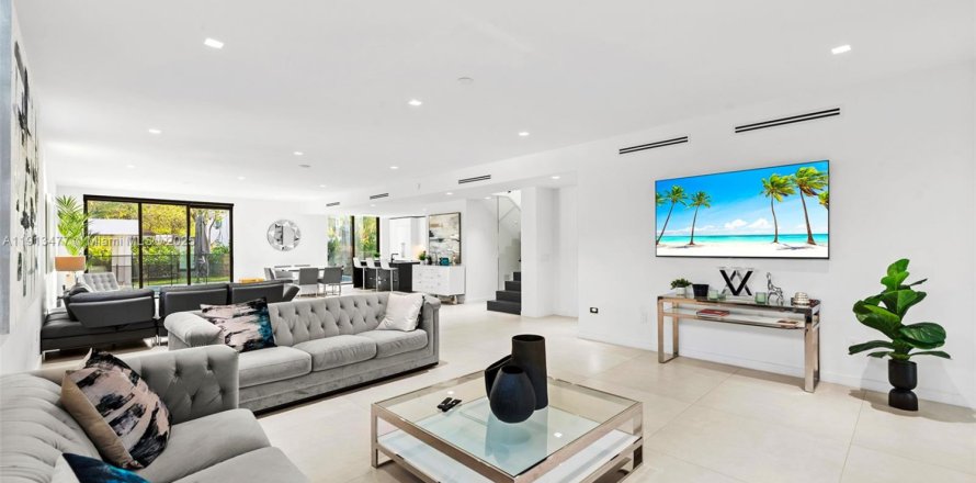 Casa en North Miami Beach, Florida 5 dormitorios, 306.58 m2 № 1968825