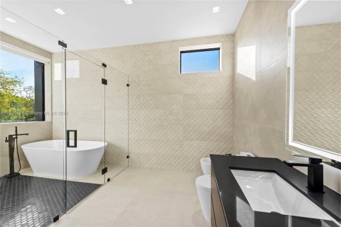 Casa en venta en North Miami Beach, Florida, 5 dormitorios, 306.58 m2 № 1968825 - foto 28