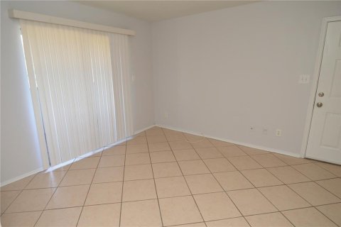 Condo in Saint Petersburg, Florida, 1 bedroom № 2217607 - photo 16