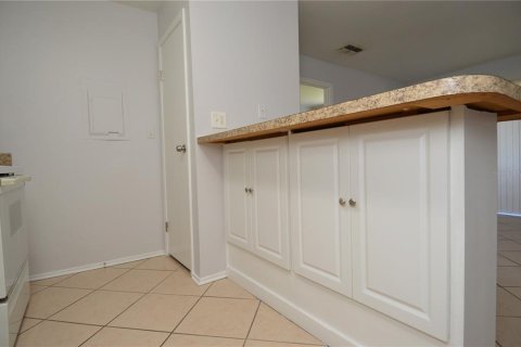 Condo in Saint Petersburg, Florida, 1 bedroom № 2217607 - photo 9