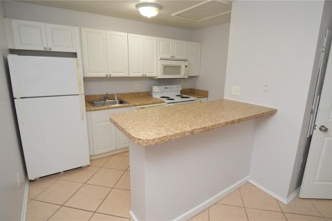 Condo in Saint Petersburg, Florida, 1 bedroom № 2217607 - photo 6
