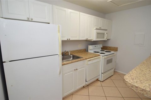 Condo in Saint Petersburg, Florida, 1 bedroom № 2217607 - photo 7