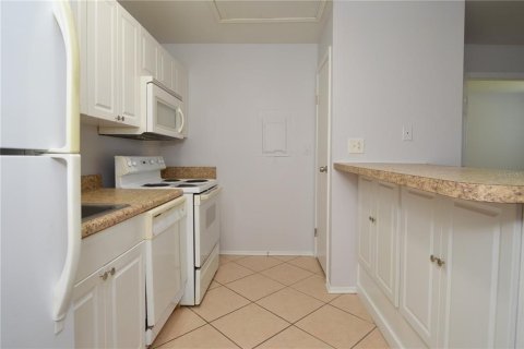 Condo in Saint Petersburg, Florida, 1 bedroom № 2217607 - photo 8