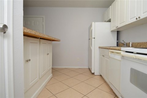 Condo in Saint Petersburg, Florida, 1 bedroom № 2217607 - photo 11