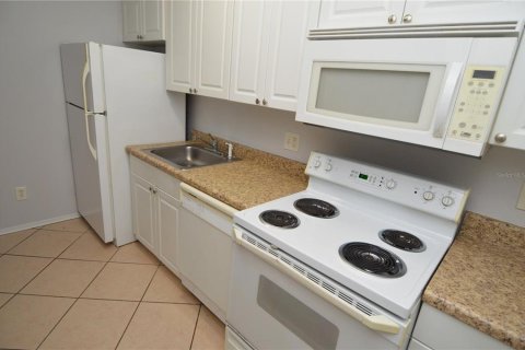Condo in Saint Petersburg, Florida, 1 bedroom № 2217607 - photo 10
