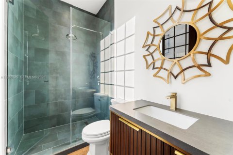 Casa en venta en Miami, Florida, 5 dormitorios, 525.73 m2 № 2002358 - foto 24