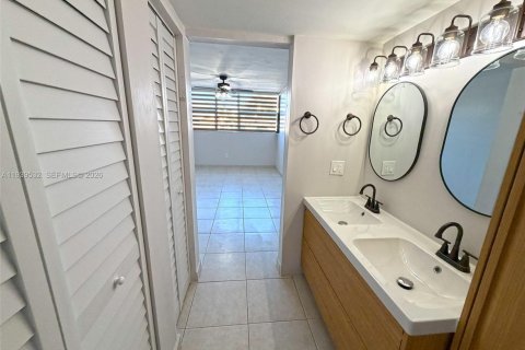 Copropriété à louer à Miami, Floride: 2 chambres, 113.43 m2 № 1997578 - photo 13