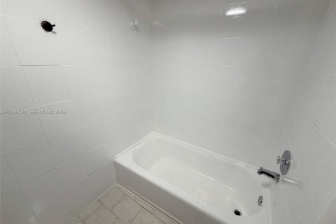 Copropriété à louer à Miami, Floride: 2 chambres, 113.43 m2 № 1997578 - photo 11