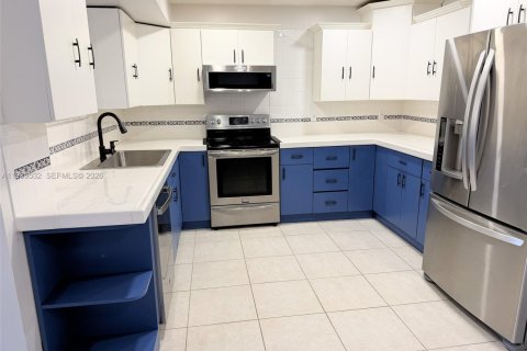 Copropriété à louer à Miami, Floride: 2 chambres, 113.43 m2 № 1997578 - photo 3