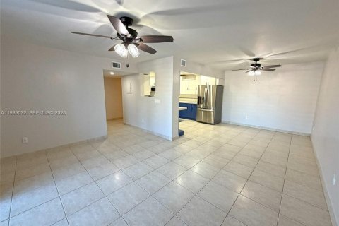 Copropriété à louer à Miami, Floride: 2 chambres, 113.43 m2 № 1997578 - photo 2