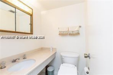 Condo in Hallandale Beach, Florida, 1 bedroom  № 2023129 - photo 6