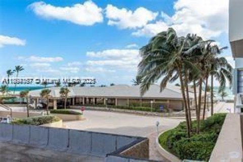 Condo in Hallandale Beach, Florida, 1 bedroom  № 2023129 - photo 7