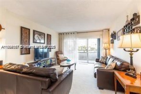 Condo in Hallandale Beach, Florida, 1 bedroom  № 2023129 - photo 2