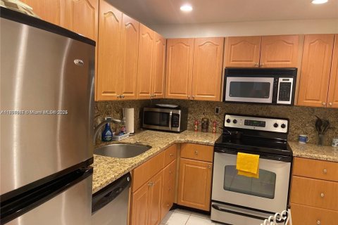 Condo in Hallandale Beach, Florida, 1 bedroom  № 2023129 - photo 4
