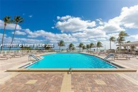 Condo in Hallandale Beach, Florida, 1 bedroom  № 2023129 - photo 8