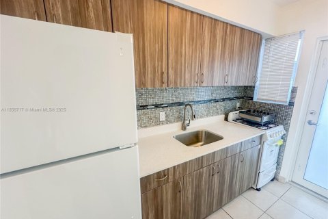 Commercial property in Miami Beach, Florida № 1958497 - photo 6