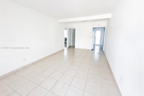 Commercial property in Miami Beach, Florida № 1958497 - photo 7