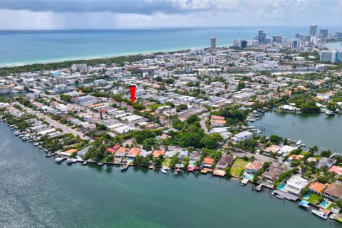 Commercial property in Miami Beach, Florida № 1958497 - photo 1