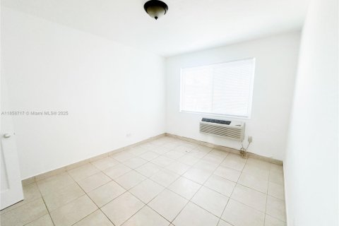 Commercial property in Miami Beach, Florida № 1958497 - photo 10