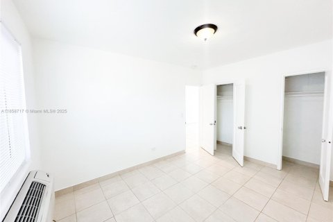 Commercial property in Miami Beach, Florida № 1958497 - photo 9