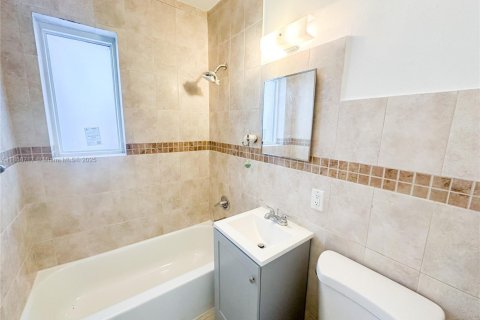 Commercial property in Miami Beach, Florida № 1958497 - photo 8