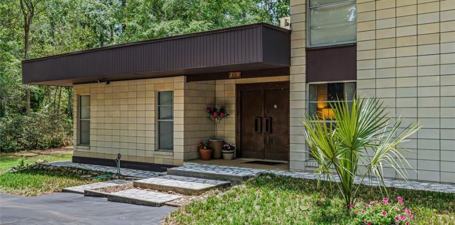 House in Gainesville, Florida 6 bedrooms, 336.77 sq.m. № 2112688
