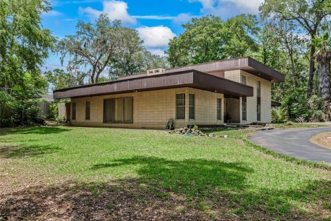 House in Gainesville, Florida 6 bedrooms, 336.77 sq.m. № 2112688 - photo 2