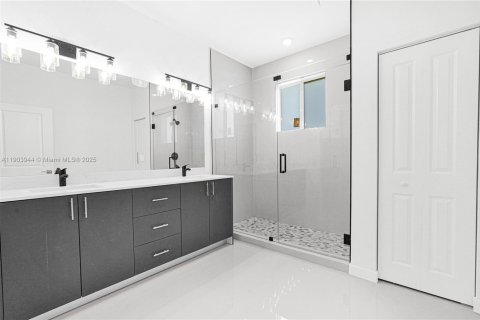 Adosado en alquiler en Miami, Florida, 5 dormitorios № 1956471 - foto 14