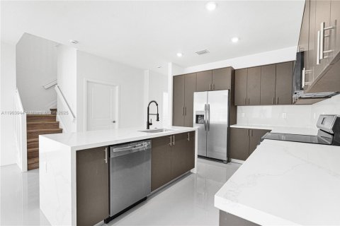 Adosado en alquiler en Miami, Florida, 5 dormitorios № 1956471 - foto 26