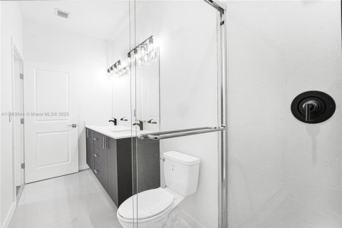 Adosado en alquiler en Miami, Florida, 5 dormitorios № 1956471 - foto 12