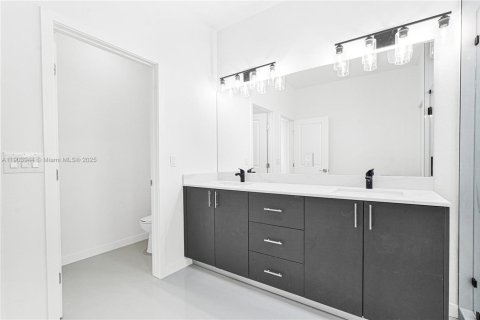 Adosado en alquiler en Miami, Florida, 5 dormitorios № 1956471 - foto 15