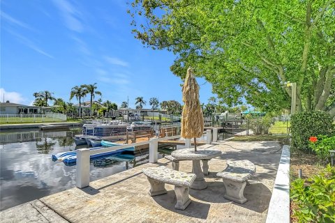 Casa en venta en New Port Richey, Florida, 3 dormitorios, 148.09 m2 № 2221371 - foto 2