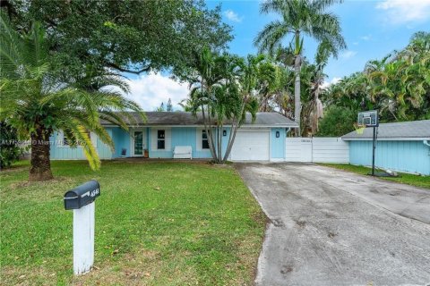 House in Dania Beach, Florida 3 bedrooms, 127.83 sq.m. № 1505733 - photo 1