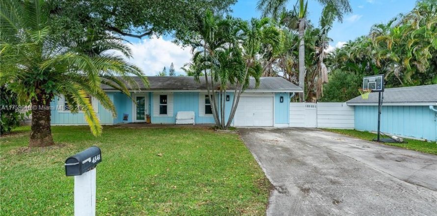 House in Dania Beach, Florida 3 bedrooms, 127.83 sq.m. № 1505733