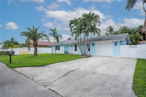 House in Dania Beach, Florida 3 bedrooms, 127.83 sq.m. № 1505733 - photo 3