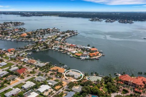 House in Belleair Beach, Florida 4 bedrooms, 262.91 sq.m. № 1400463 - photo 21