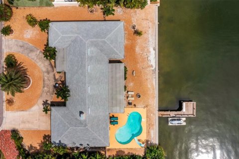 House in Belleair Beach, Florida 4 bedrooms, 262.91 sq.m. № 1400463 - photo 10