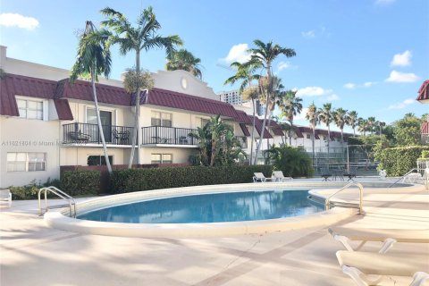 Condo in Pinecrest, Florida, 3 bedrooms  № 1729881 - photo 15