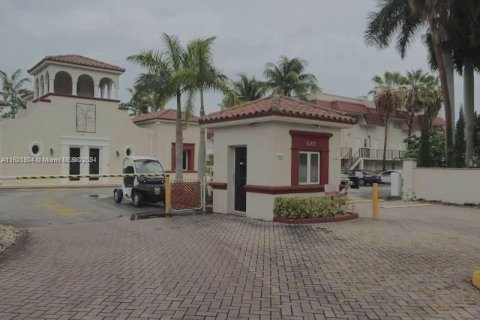 Condo in Pinecrest, Florida, 3 bedrooms  № 1729881 - photo 11