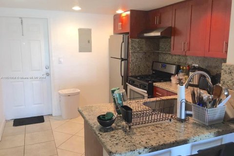 Condo in Pinecrest, Florida, 3 bedrooms  № 1729881 - photo 1
