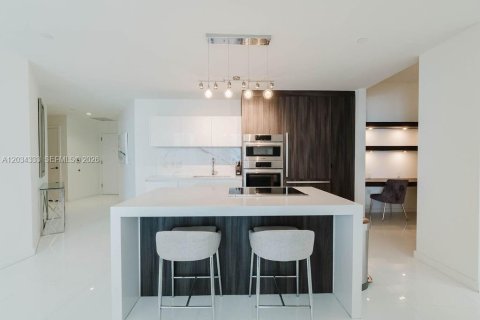 Condo in Miami, Florida, 2 bedrooms № 2185899 - photo 10