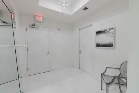 Condo in Miami, Florida, 2 bedrooms № 2185899 - photo 2