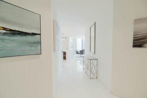 Condo in Miami, Florida, 2 bedrooms № 2185899 - photo 3