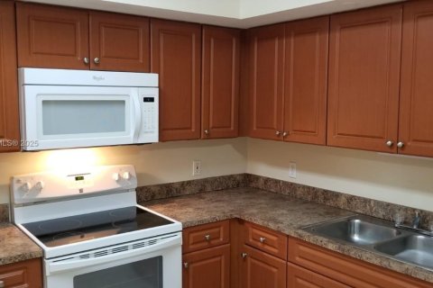 Condo in Coral Gables, Florida, 1 bedroom  № 1878788 - photo 13