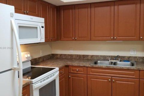 Condo in Coral Gables, Florida, 1 bedroom  № 1878788 - photo 16