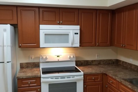 Condo in Coral Gables, Florida, 1 bedroom  № 1878788 - photo 11