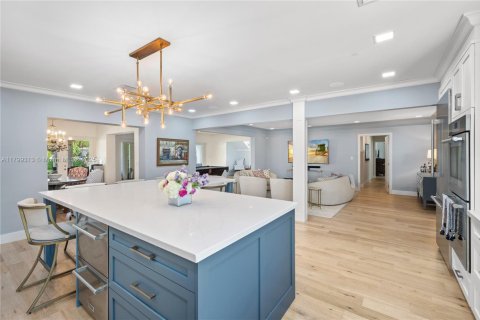 House in Coral Gables, Florida 4 bedrooms, 313.27 sq.m. № 1683189 - photo 15