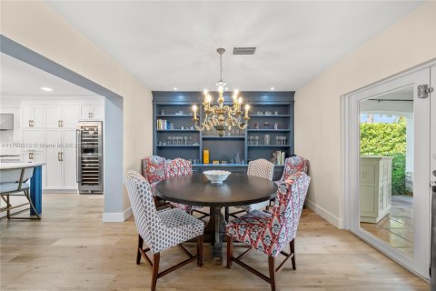 House in Coral Gables, Florida 4 bedrooms, 313.27 sq.m. № 1683189 - photo 17