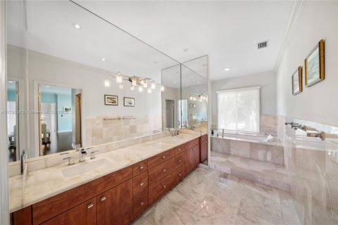 House in Coral Gables, Florida 4 bedrooms, 313.27 sq.m. № 1683189 - photo 25