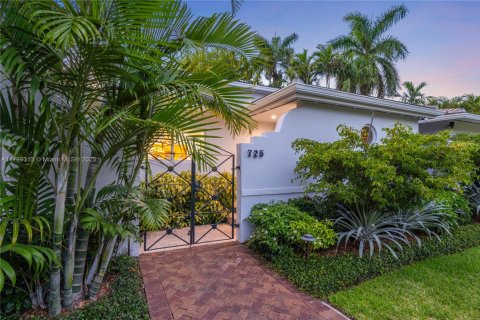 House in Coral Gables, Florida 4 bedrooms, 313.27 sq.m. № 1683189 - photo 3